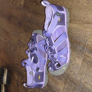 Keen girl sandals size 4